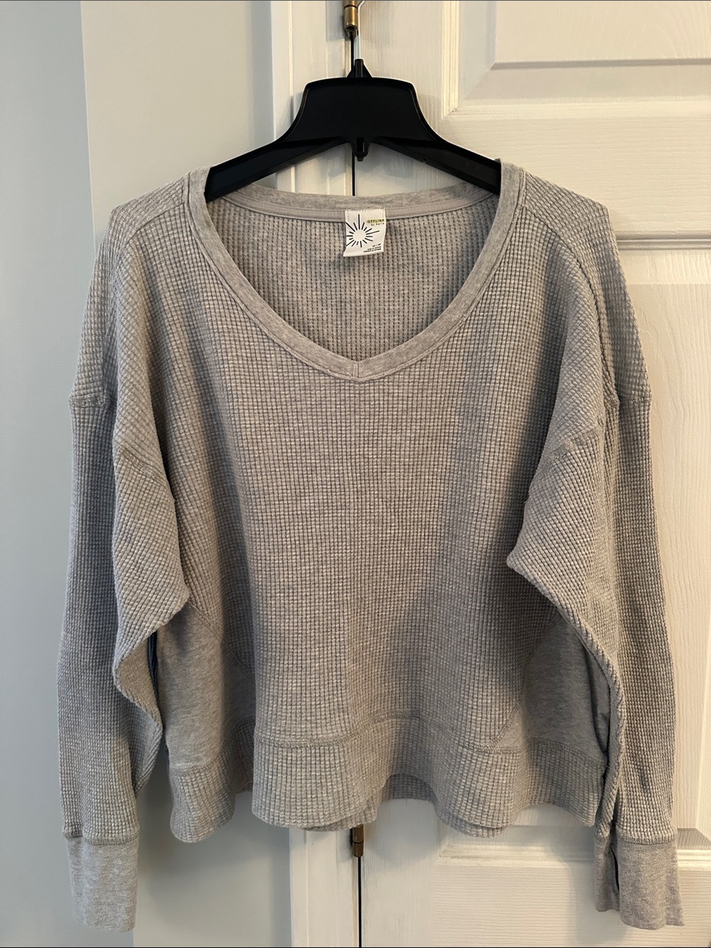 Offline by Aerie Heather Gray Waffle-Knit V-Neck Women's Easy Fit Top - Small